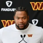Daron Payne spricht vor einer Pressekonferenzwand der Washington Commanders.