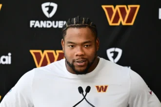 Daron Payne spricht vor einer Pressekonferenzwand der Washington Commanders.