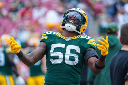 Edgerrin Cooper, Linebacker der Green Bay Packers mit der Rückennummer 56, jubelt mit ausgestreckten Armen und nach hinten geneigtem Kopf. Alt-Text wurde KI-generiert.
