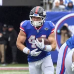 Cam Skattebo läuft mit dem Football in einem blauen Trikot der New York Giants mit der Nummer 44.