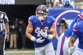 Cam Skattebo läuft mit dem Football in einem blauen Trikot der New York Giants mit der Nummer 44.