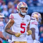 Ein Spieler der San Francisco 49ers mit der Rückennummer 5 während eines Spiels.