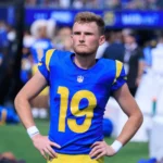 Rams-Kicker Blake Grupe mit der Rückennummer 19 steht mit in die Hüften gestemmten Händen auf dem Spielfeld.