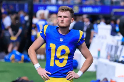Rams-Kicker Blake Grupe mit der Rückennummer 19 steht mit in die Hüften gestemmten Händen auf dem Spielfeld.