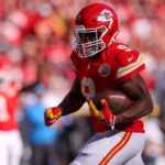 Kenneth Walker III - Ein Spieler der Kansas City Chiefs im roten Trikot läuft während eines NFL-Spiels der 7. Woche mit einem Football.