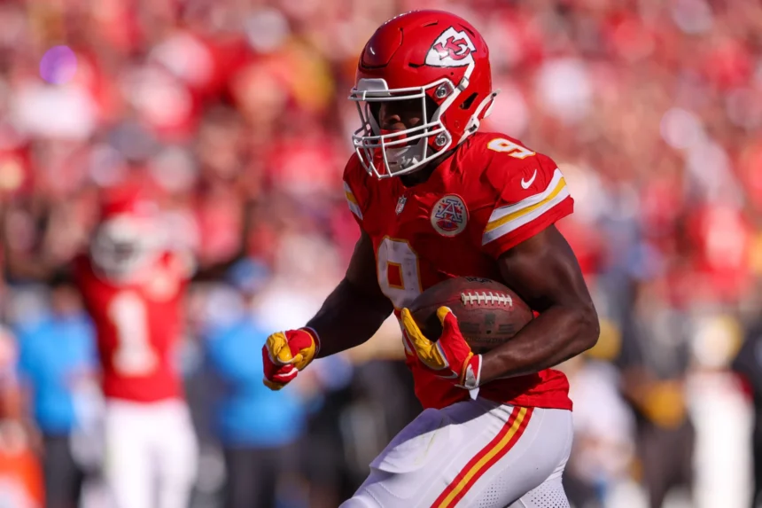 Kenneth Walker III - Ein Spieler der Kansas City Chiefs im roten Trikot läuft während eines NFL-Spiels der 7. Woche mit einem Football.