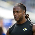 Davante Adams - Ein Spieler der Los Angeles Rams in einem schwarzen, ärmellosen Shirt blickt zur Seitenlinie des Spielfelds.