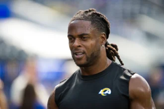 Davante Adams - Ein Spieler der Los Angeles Rams in einem schwarzen, ärmellosen Shirt blickt zur Seitenlinie des Spielfelds.