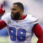 Jeffery Simmons, Spieler der Tennessee Titans mit der Rückennummer 98, zeigt während des Spiels gegen die Bears mit dem Zeigefinger nach oben.