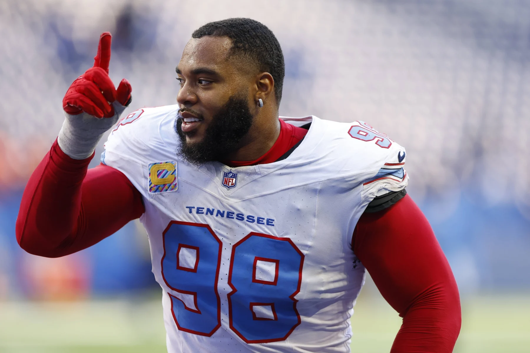 Jeffery Simmons, Spieler der Tennessee Titans mit der Rückennummer 98, zeigt während des Spiels gegen die Bears mit dem Zeigefinger nach oben.