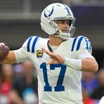 Daniel Jones, Quarterback der Indianapolis Colts, bereitet sich während eines Spiels darauf vor, einen Football zu werfen.