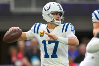 Daniel Jones, Quarterback der Indianapolis Colts, bereitet sich während eines Spiels darauf vor, einen Football zu werfen.