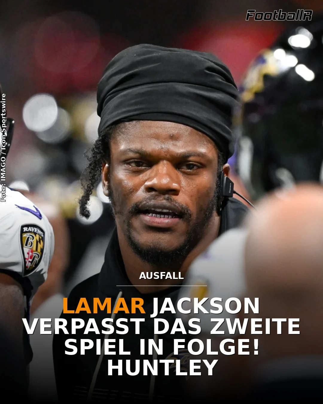 Lamar Jackson trägt ein dunkles Stirnband und blickt nach vorne, während im Hintergrund ein deutscher Text eingeblendet wird.