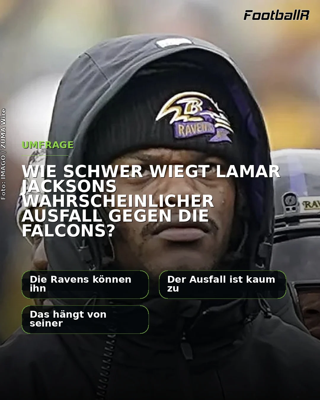 Lamar Jackson trägt eine Mütze der Baltimore Ravens über einem Text auf Deutsch, in dem gefragt wird, ob er das Spiel gegen die Falcons verpassen wird. Alt-Text wurde KI-generiert.