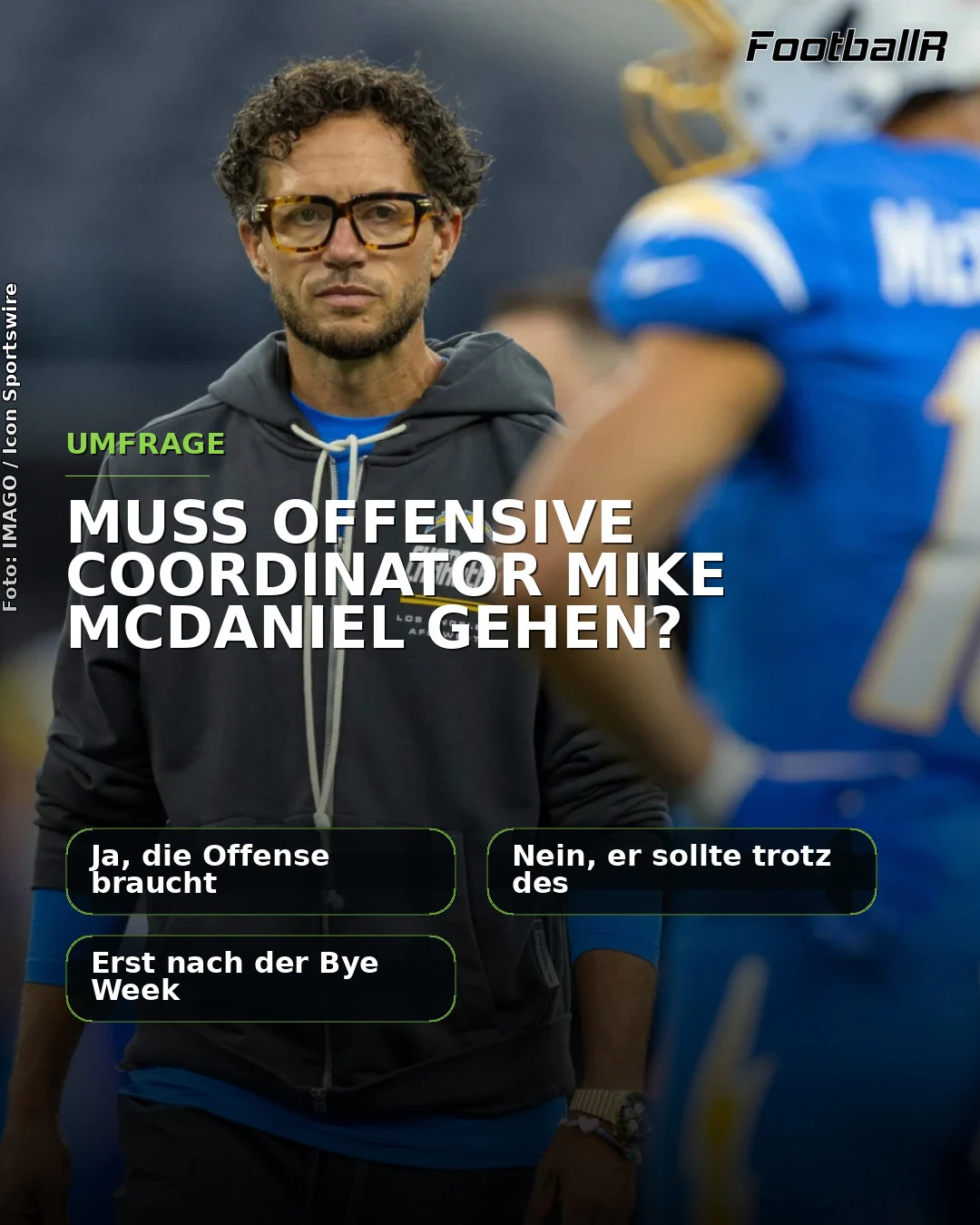 Mike McDaniel steht in einem Hoodie und mit Brille an der Seitenlinie, im Bild ist eine Umfrage eingeblendet.