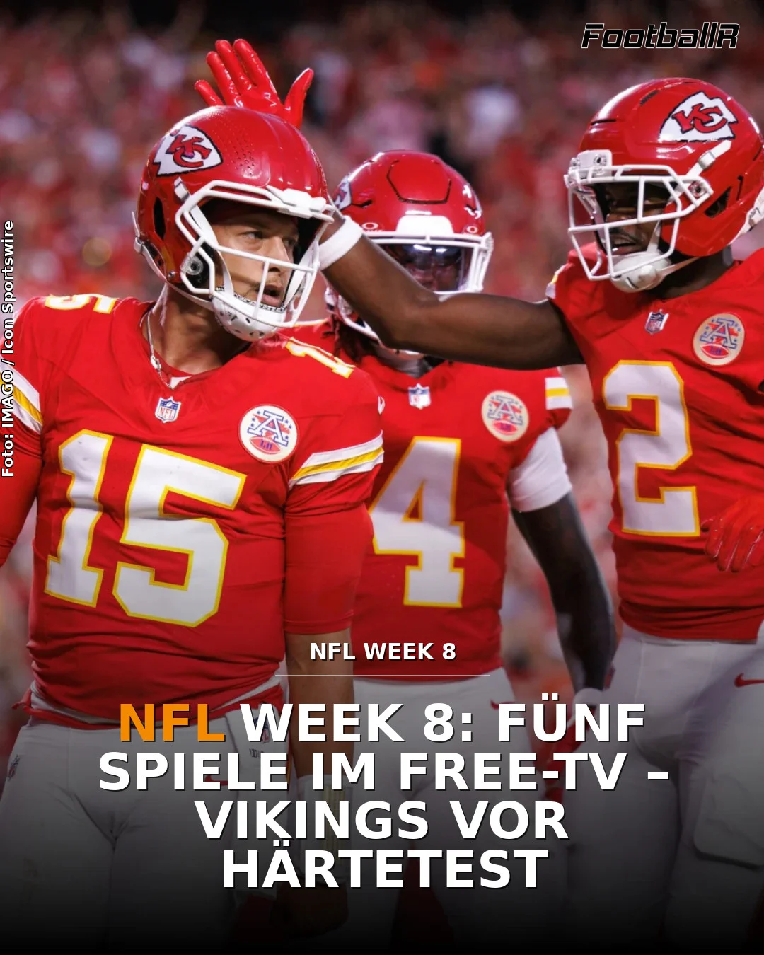 Patrick Mahomes und ein Teamkollege in den Trikots der Kansas City Chiefs feiern auf dem Spielfeld.