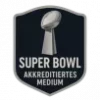 Dieser Badge zeichnet FootballR als Super Bowl akkreditiertes Medium aus! Logo mit schwarzem Schild und silbernem Rand. Oben ist eine silberne Trophäe in Form eines Footballs abgebildet. Unter der Trophäe steht in Großbuchstaben, ebenfalls in Silber, „SUPER BOWL AKKREDITIERTES MEDIUM“. Diese Beschreibung wurde mit der FootballR KI automatisch generiert.