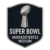 Dieser Badge zeichnet FootballR als Super Bowl akkreditiertes Medium aus! Logo mit schwarzem Schild und silbernem Rand. Oben ist eine silberne Trophäe in Form eines Footballs abgebildet. Unter der Trophäe steht in Großbuchstaben, ebenfalls in Silber, „SUPER BOWL AKKREDITIERTES MEDIUM“. Diese Beschreibung wurde mit der FootballR KI automatisch generiert.