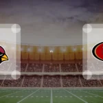 Eine Gamecard Grafik fuer das Spiel zwischen den Arizona Cardinals und San Francisco 49ers am 28.09.26. die zwei Teamlogos stehen sich in einem Stadion mit vielen Zuschauern gegenueber.