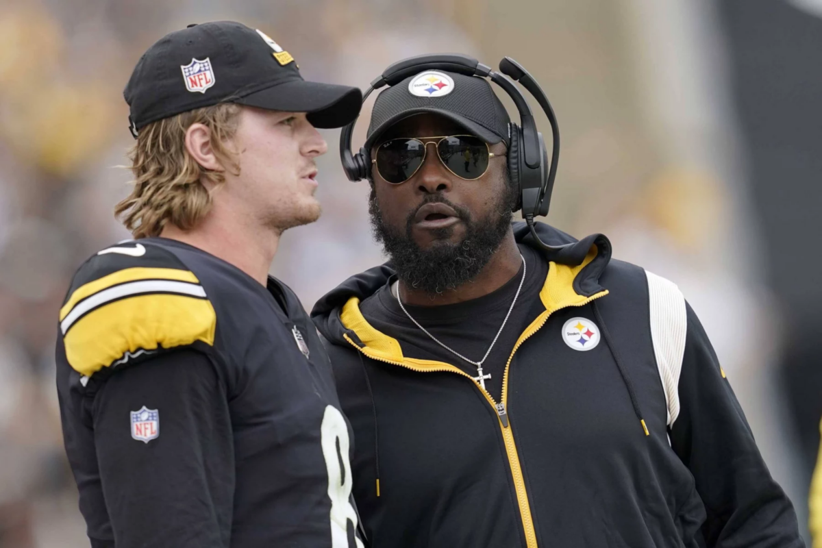 October 2, 2022, Pittsburgh, Pennsylvania, USA: Oct. 2, 2022: Kenny Pickett 8 and head coach Mike Tomlin during the Pittsburgh Steelers vs. New York Jets in Pittsburgh, Pennsylvania at Acrisure Stadium Pittsburgh USA - ZUMAa234 20221002_zsa_a234_152 Copyright: xAMGx