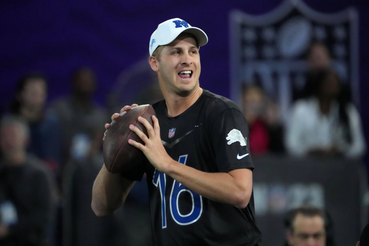 NFL, American Football Herren, USA Pro Bowl Skills Competition Feb 2, 2023 Henderson, NV, USA Detroit Lions quarterback Jared Goff 16 throws during the Pro Bowl Skills competition at the Intermountain Healthcare Performance Facility. Las Vegas Intermountain Healthcare Performance Facility NV USA, EDITORIAL USE ONLY PUBLICATIONxINxGERxSUIxAUTxONLY Copyright: xKirbyxLeex 20230202_jhp_al2_0385