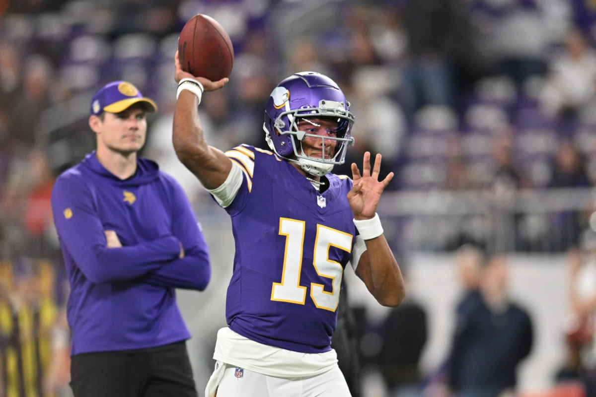 FootballR - NFL - Der Quarterback der Vikings, Joshua Dobbs, wirft den Ball.