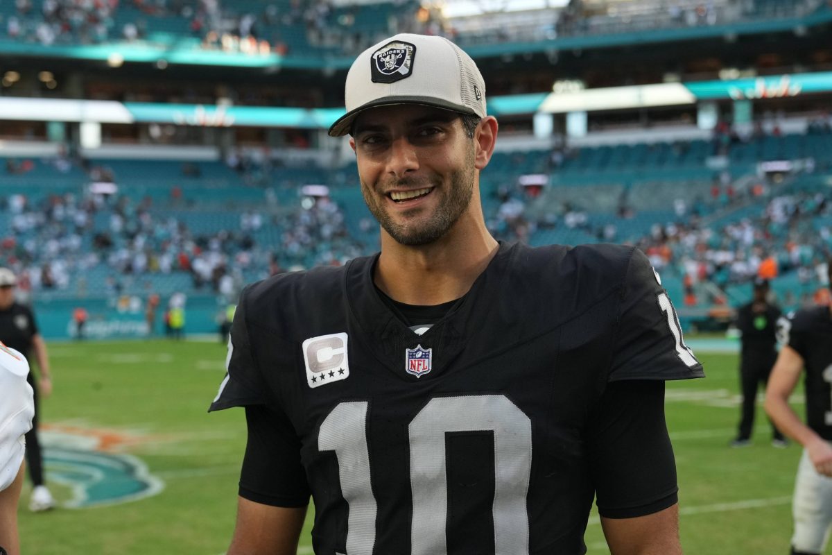 FootballR - NFL - Diese Beschreibung wurde automatisch generiert. Jimmy Garoppolo - Ein NFL-Quarterback in einer Raiders-Football-Uniform.