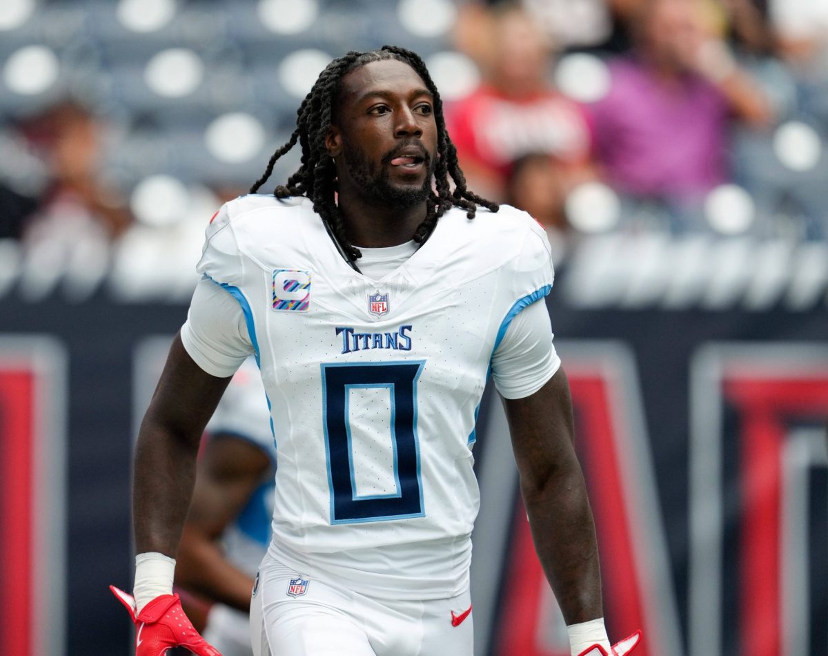 Tennessee Titans Spieler in weißem Trikot mit der Nummer 0 steht vor dem Spiel gegen Houston Texans im Stadion.