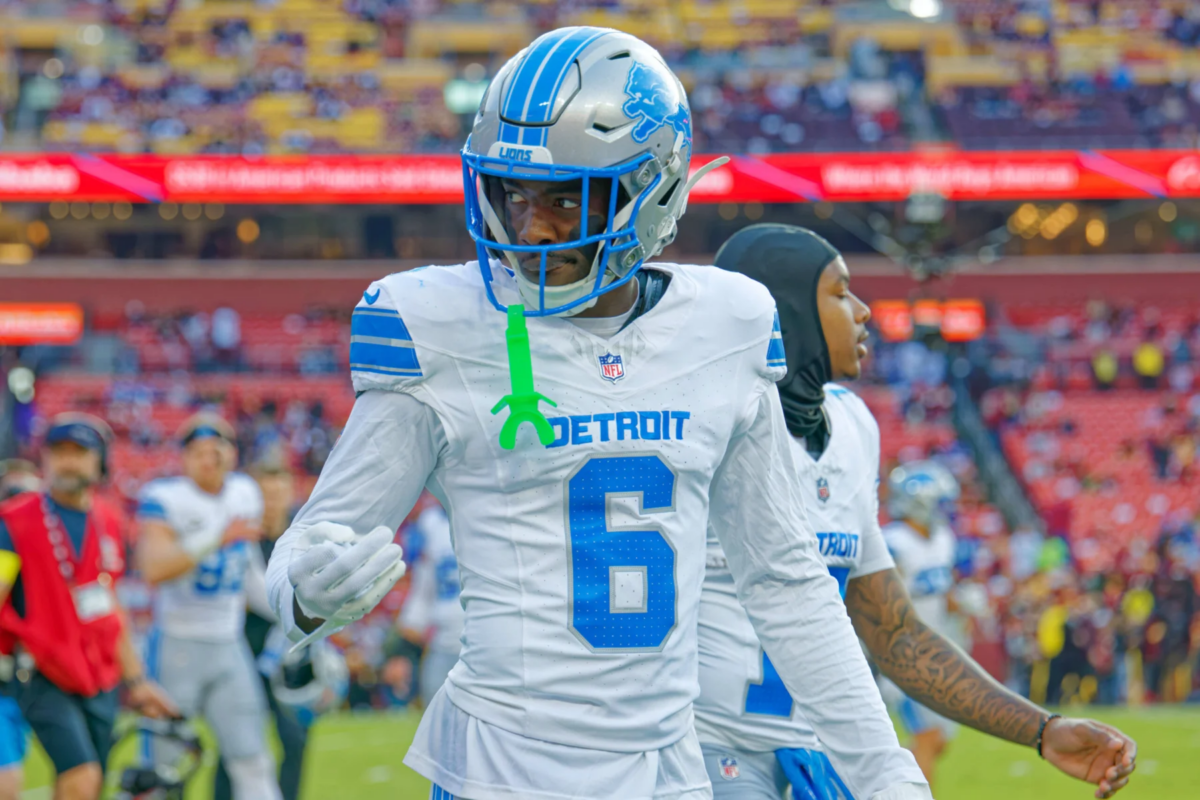 Detroit Lions Spieler mit Helm und Trikot Nummer 6 auf dem Spielfeld vor Spielbeginn in Washington