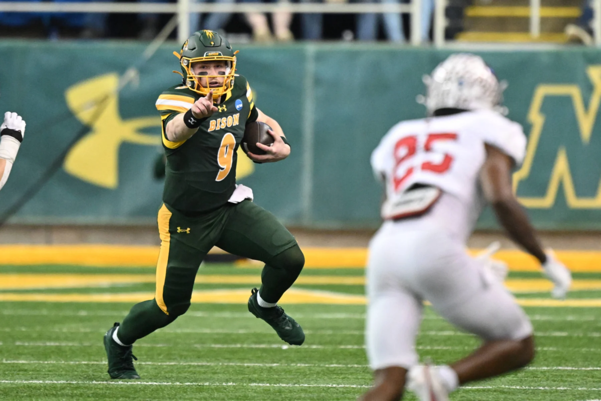 Quarterback Cole Payton in einem grün-gelben Trikot läuft mit dem Ball und zeigt dabei auf einen Verteidiger in einem weiß-roten Trikot - und zeigt damit Fähigkeiten, die beim NFL Draft 2026 zum Tragen kommen könnten. Alt-Text wurde KI-generiert.