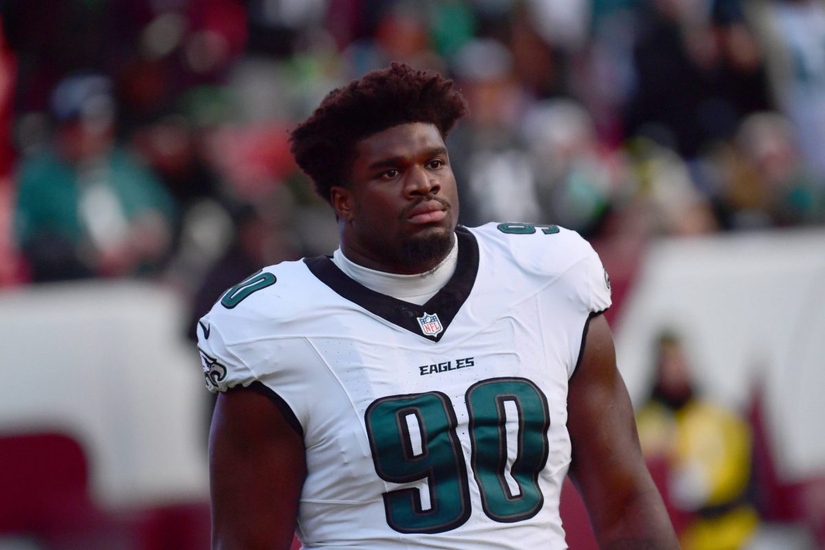 Jordan Davis, der ein Trikot der Philadelphia Eagles mit der Nummer 90 trägt, steht während eines Spiels auf dem Spielfeld und stellt sein Talent unter Beweis, nachdem er seinen Vertrag unterschrieben hat. Alt-Text wurde KI-generiert.