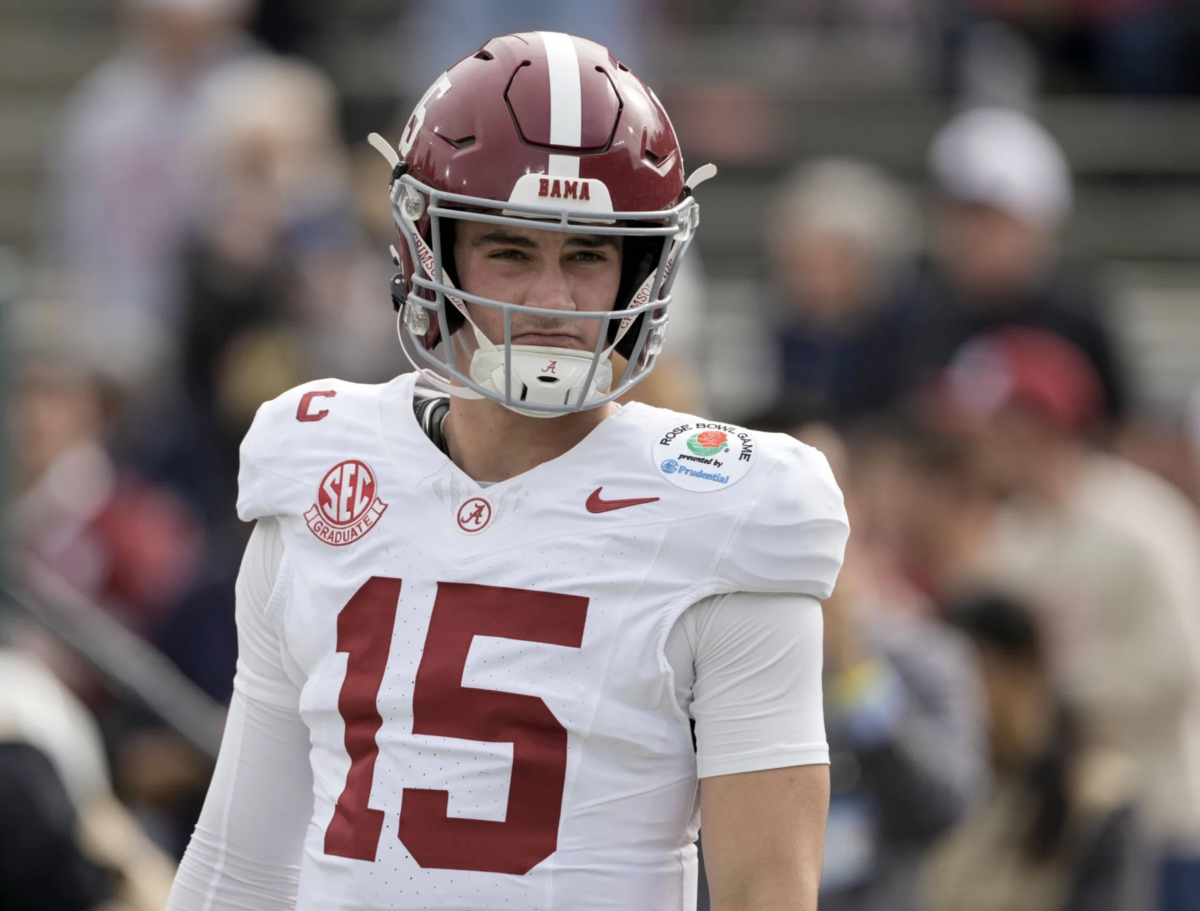 Footballspieler in weißem Alabama-Trikot mit Helm und Nummer 15 beim Rose Bowl CFP Quarterfinal 2026