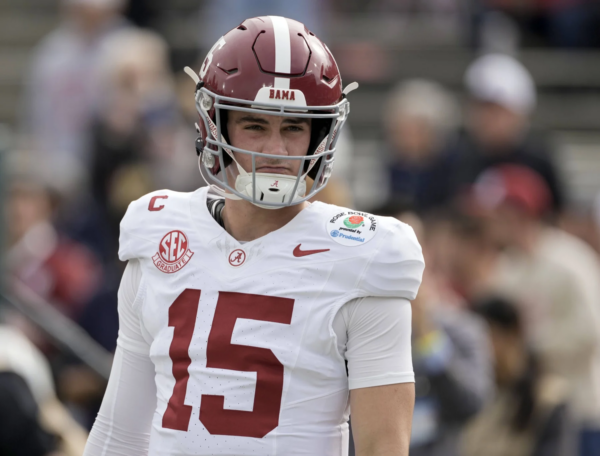 Footballspieler in weißem Alabama-Trikot mit Helm und Nummer 15 beim Rose Bowl CFP Quarterfinal 2026