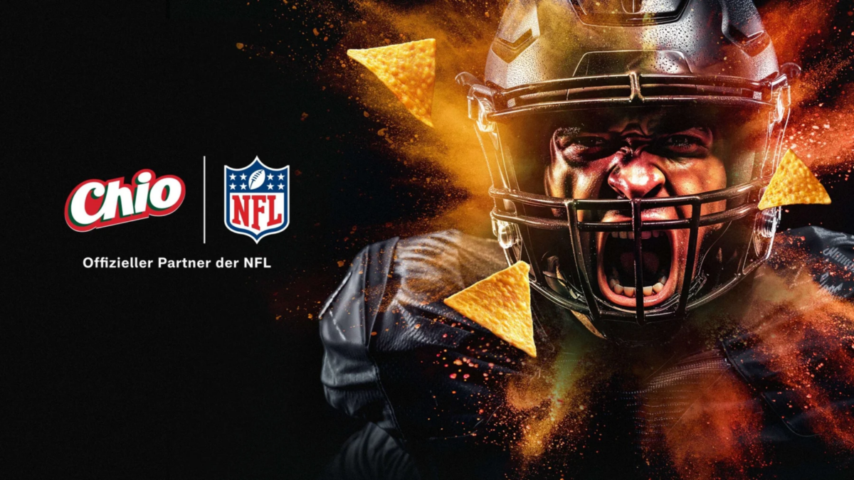Ein Footballspieler in schwarzer Kleidung schreit, während orangefarbene Snackchips um ihn herumfliegen. Auf der linken Seite erscheinen die Logos von Chio und NFL Deutschland mit dem Text "Offizieller Partner der NFL. Alt-Text wurde KI-generiert.