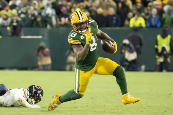 Josh Jacobs - Ein Spieler der Green Bay Packers läuft mit dem Football davon, während ein Verteidiger der Chicago Bears hinter ihm zurückbleibt – und das gerade in dem Moment, in dem die NFL Jacobs auf die Liste der Schlüsselspieler setzt. Alt-Text wurde KI-generiert.