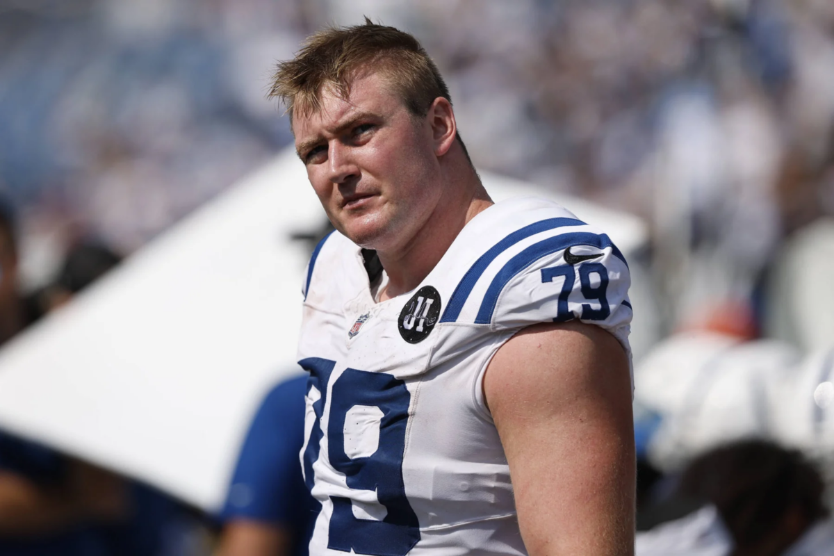 Der Footballspieler Bernhard Raimann, der ein weißes Trikot der Indianapolis Colts mit der Nummer 79 trägt, steht auf dem Spielfeld und blickt in die Kamera – ein aufstrebender NFL-Star, der als potenzieller „100-Millionen-Leader“ gilt. Alt-Text wurde KI-generiert.