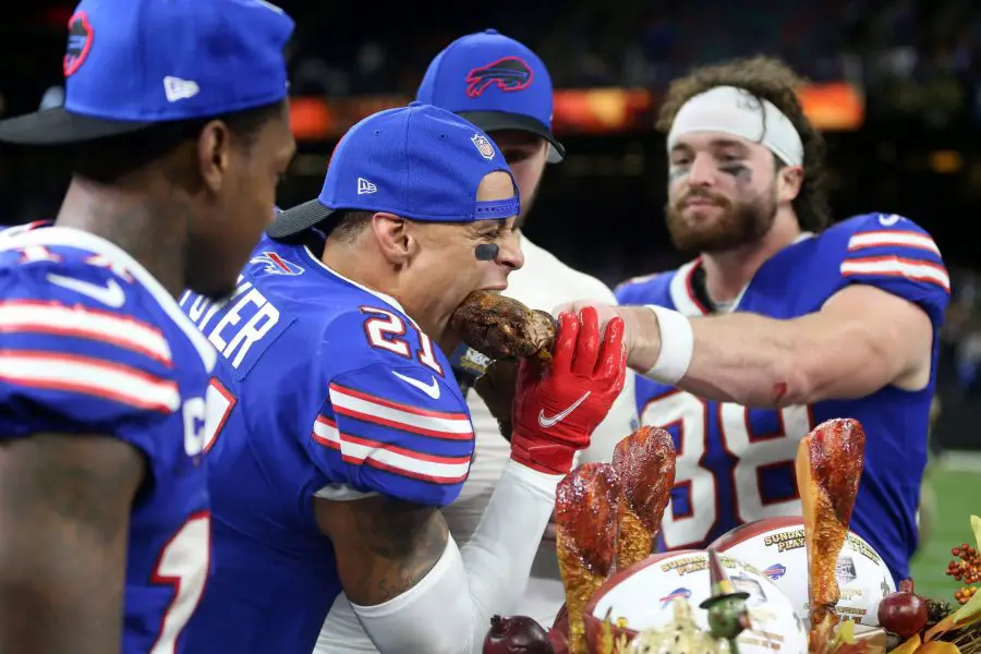NFL, American Football Herren, USA Buffalo Bills at New Orleans Saints, Nov 25, 2021 New Orleans, Louisiana, USA Buffalo Bills free safety Jordan Poyer 21 takes a bite of Dawson Knox s drumstick after their Thanksgiving game against the New Orleans Saints at the Caesars Superdome. Mandatory Credit: Chuck Cook-USA TODAY Sports, 25.11.2021 22:23:06, 17296204, Buffalo Bills, New Orleans Saints, NFL, Jordan Poyer, Thanksgiving PUBLICATIONxINxGERxSUIxAUTxONLY Copyright: xChuckxCookx 17296204