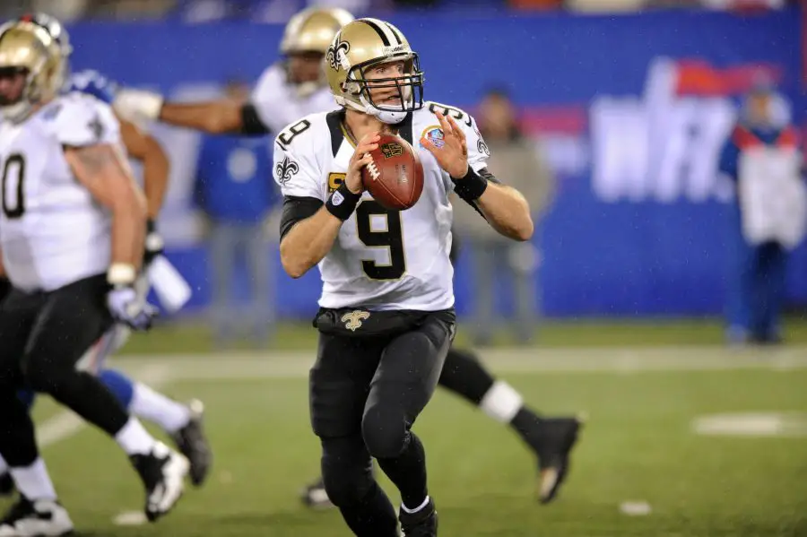 FootballR - NFL - Der Footballspieler der New Orleans Saints, Drew Brees, wirft den Ball mit dem Arm.