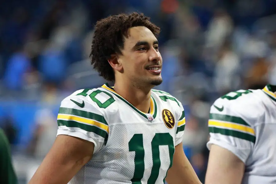 FootballR - NFL - Zwei Packers-Spieler, Jordan Love und ein Teamkollege, lächeln nach Spielende.